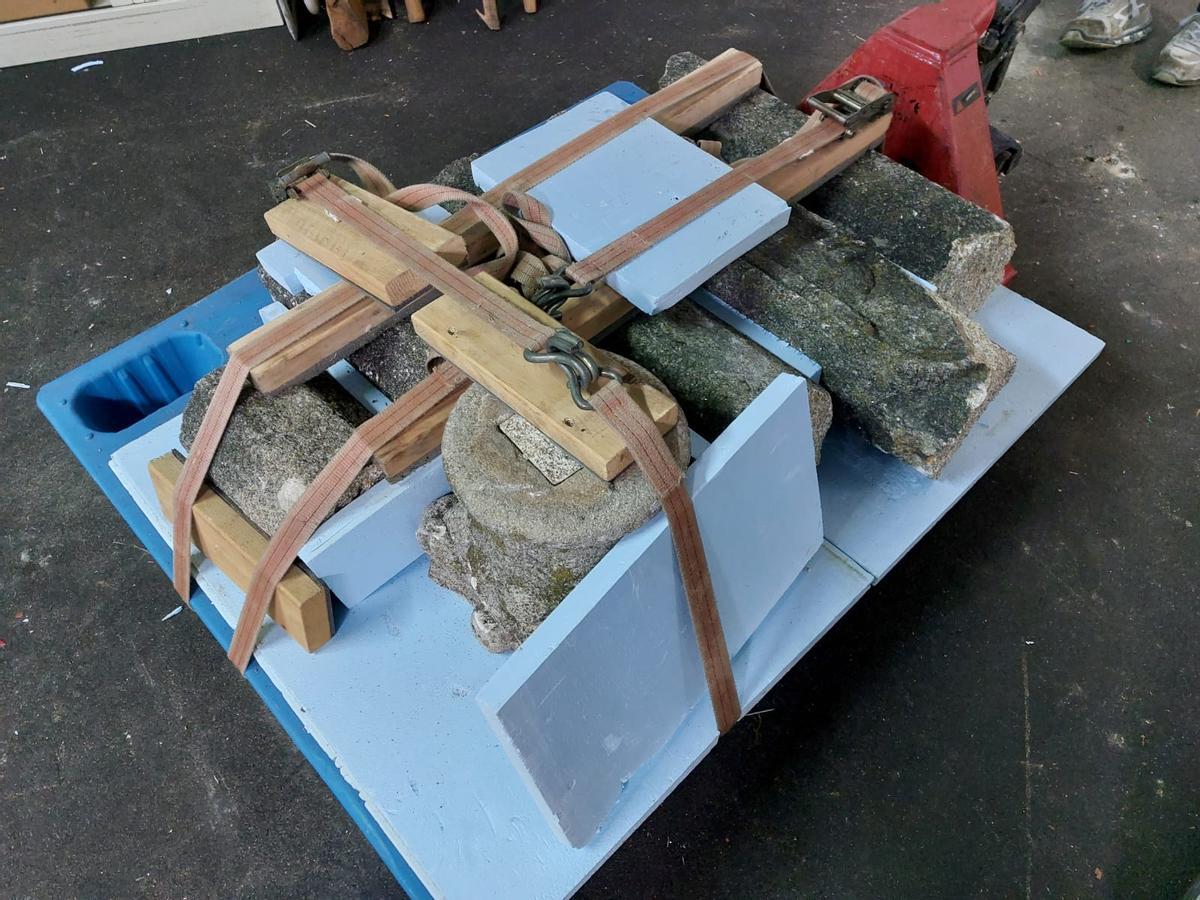 Piezas del cruceiro, antes de su traslado a la Escola