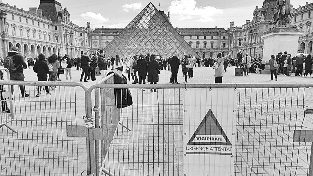 En la imagen, medidas de seguridad en Paris, en los alrededores del Louvre. EFE