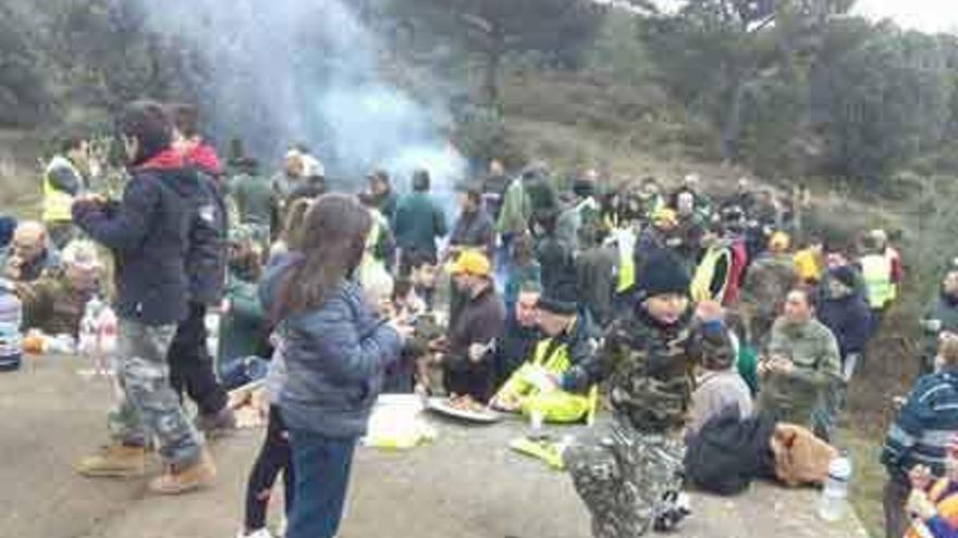 Participantes en la comida campestre organizada en Ferreras de Abajo tras la cacería.