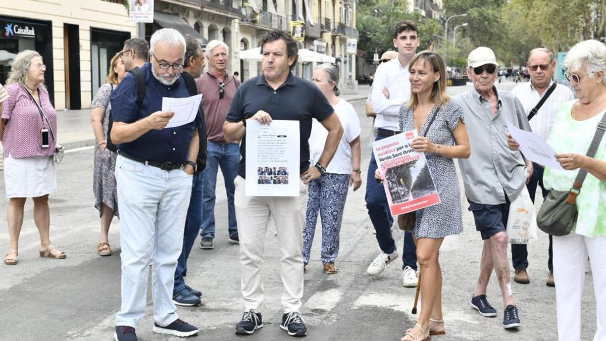 Representantes de los vecinos, poco antes de la rueda de prensa en la ronda de Sant Antoni.