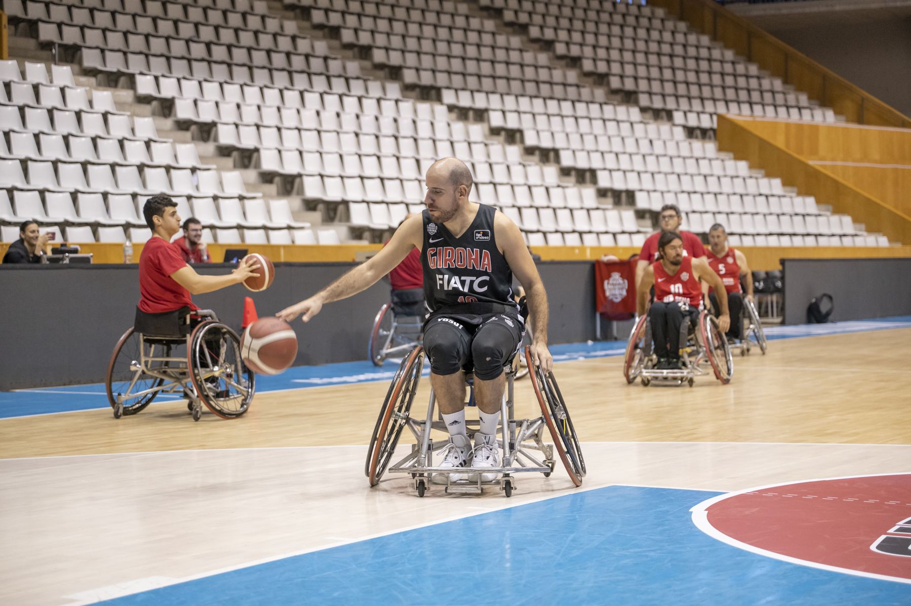 Les estrelles del Girona a l’ACB descobreixen el bàsquet en cadira de rodes