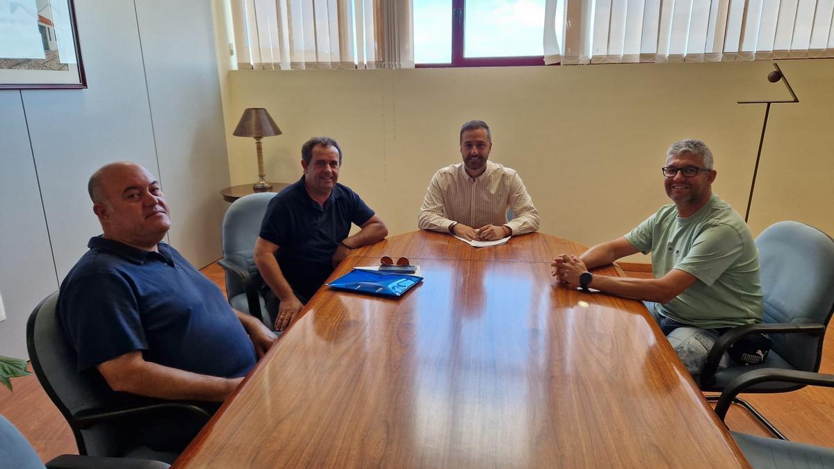 El colectivo de asalariados en su reunión con Juan Antonio Peña, alcalde de Telde.