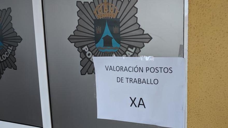 Cartel de protesta colocado en la comisaría de la Policía Local de Arteixo.