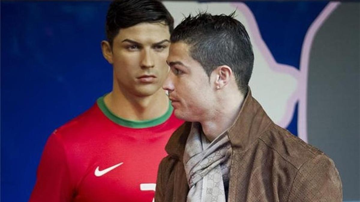 Cristiano, junto a su réplica en el Museo de Cera de Madrid