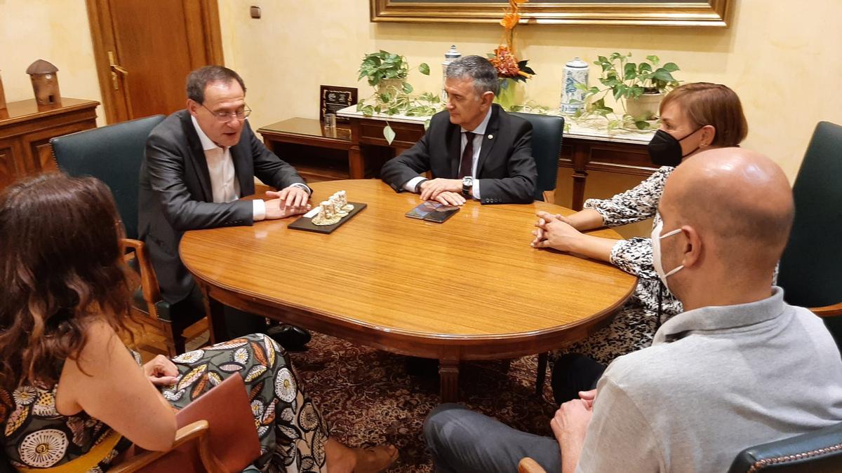 Reunión en la Subdelegación con los graduados sociales.