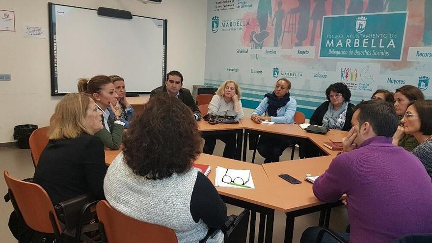 Victoria Morales (izqda.) durante la reunión de ayer.