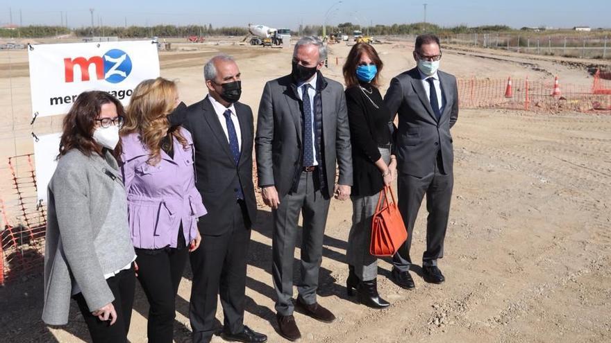 El alcalde de Zaragoza, Jorge Azcón, junto a representantes de Mercazaragoza y la TMZ en una visita a las obras realizada este lunes..