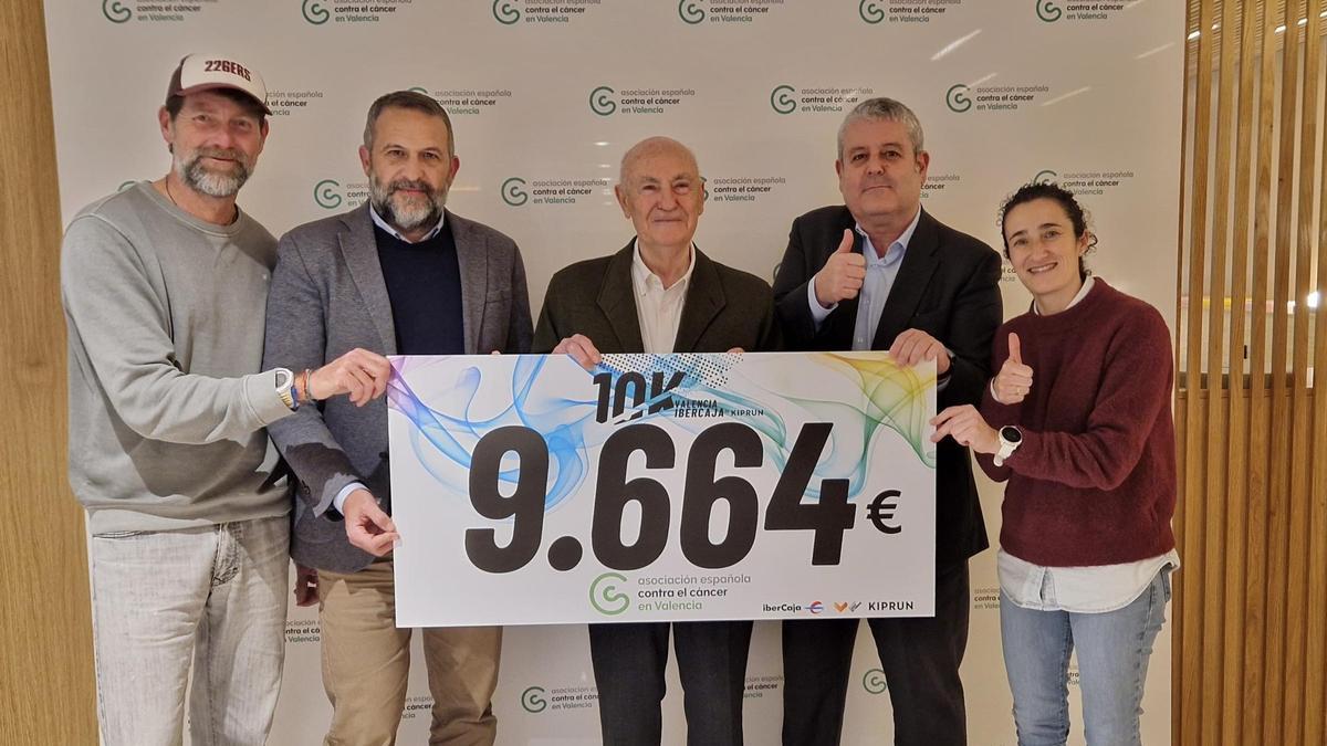 Entrega del cheque solidario a Contra el Cáncer en Valencia (de izquierda a derecha): Álex Aparicio, director del 10K Valencia; Álex Heras, responsable de Valencia Ciudad del Running; Tomás Trénor, presidente de la Asociación Española Contra el Cáncer en Valencia; Enrique Ibáñez, director de la Oficina Central de Ibercaja en Valencia; y Amparo Menéndez, líder de Running en Decathlon Valencia.