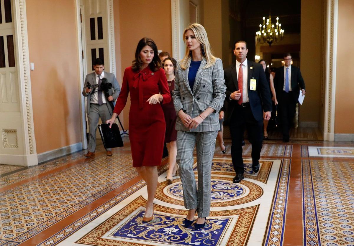 Ivanka Trump con traje de cuadros de Zara