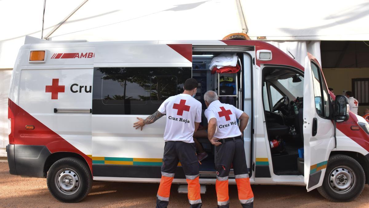 Voluntarios de Cruz Roja en una ambulancia, en la Feria de Córdoba.