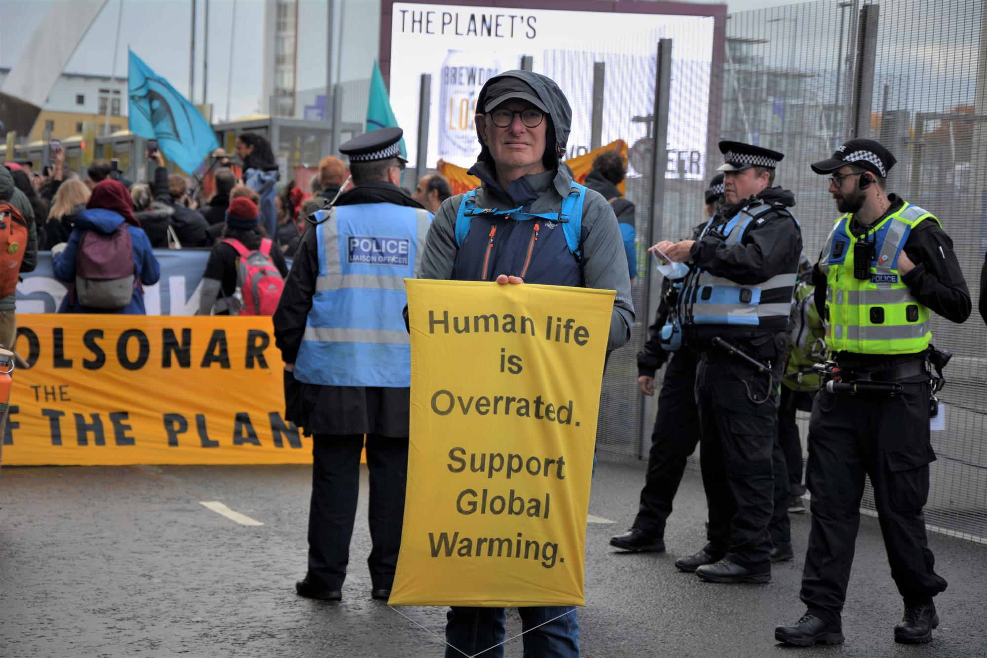 Un activista se manifiesta ante las puertas de la Cumbre del Clima de Glasgow, este martes.