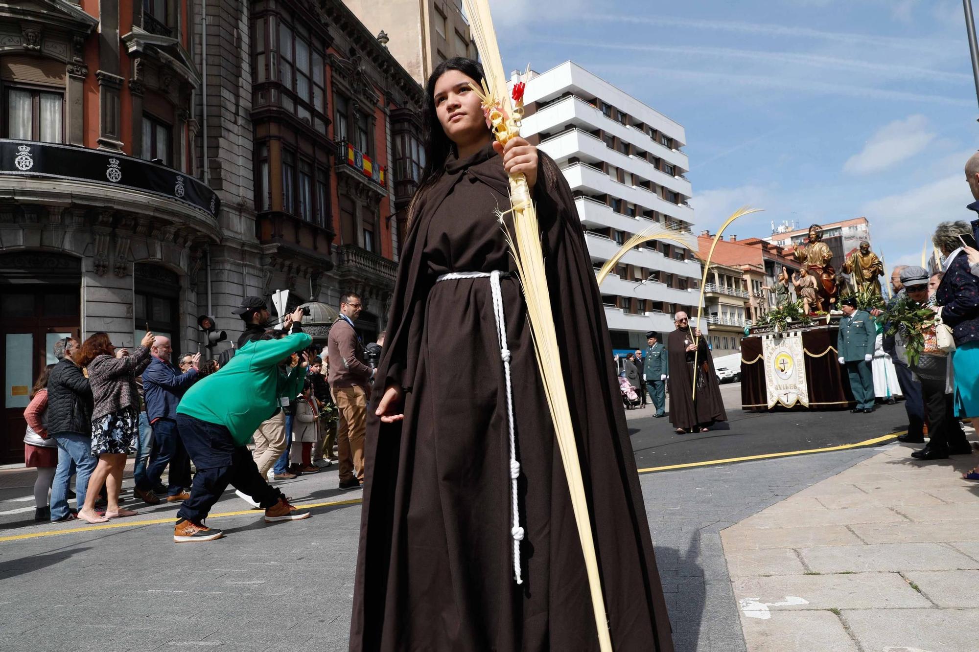 Multitudinaria bendición de ramos y procesión de La Borriquilla en Avilés