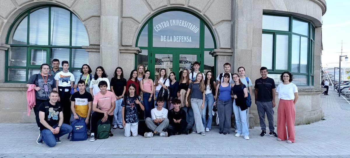 Estudiantes y docentes del programa STEMbach del IES María Soliño en una visita reciente al Centro Universitario de la Defensa, situado en la Escuela Naval Militar de Marín.
