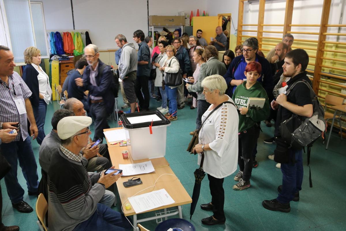 L’interior d’un colegi electoral a Badalona l’1-O. 