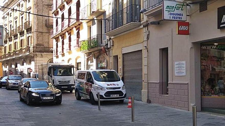 La zona de càrrega i descàrrega, a la cantonada amb el carrer Canigó, provoca embussos.