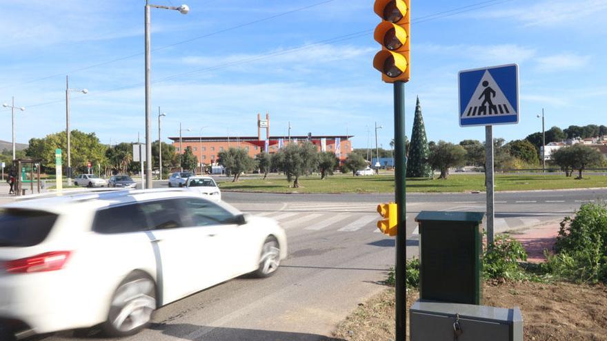 El semáforo de la principal rotonda de acceso al parque funciona entre las siete y las nueve y media de la mañana.