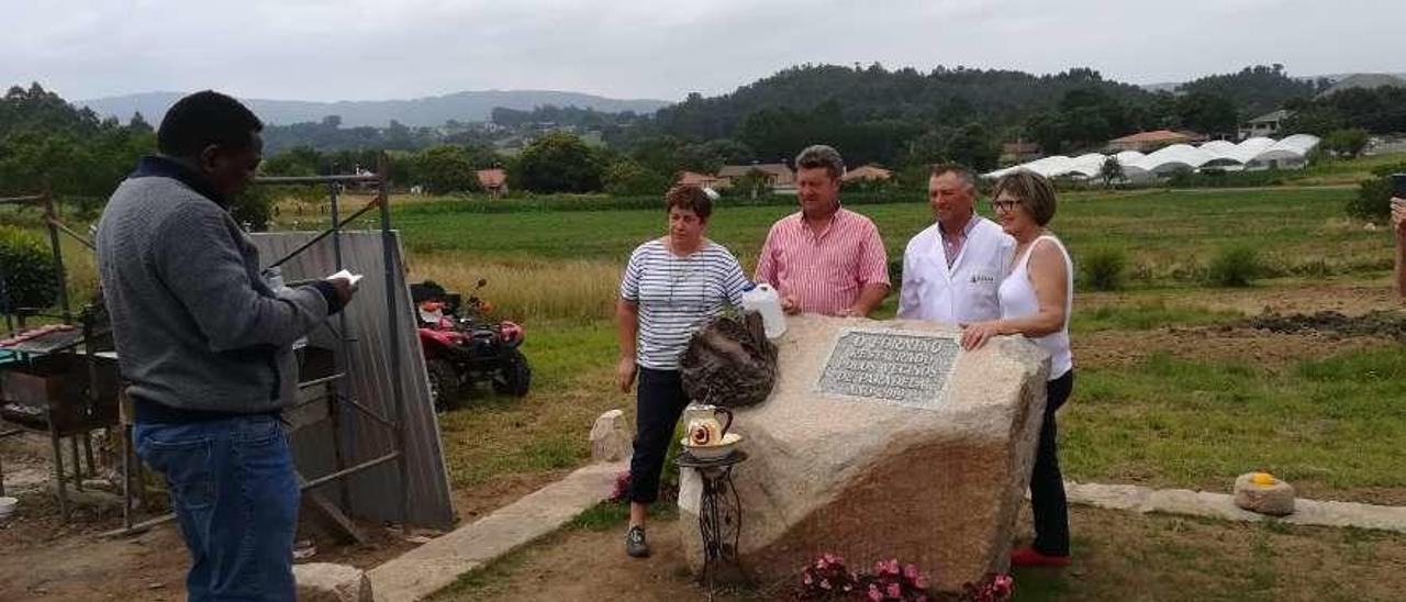 Un grupo de vecinos inauguró el área de descanso junto al sacerdote José Katanga.  // Bernabé