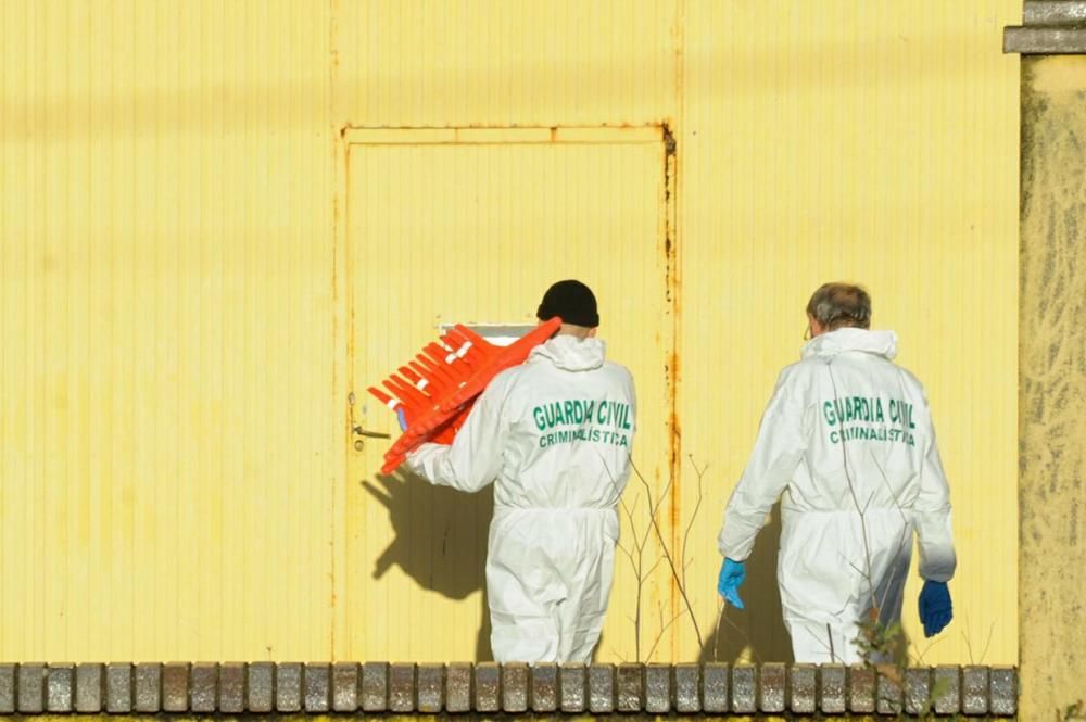 La Guardia Civil registra la nave de Asados