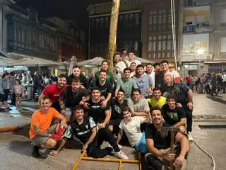 Los solteros plantan el álamo en Pola de Siero: así ha sido la noche de San Juan (con susto incluido)