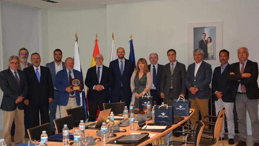 Detalle de los participantes en la reunión celebrada en el puerto de Santa Cruz.