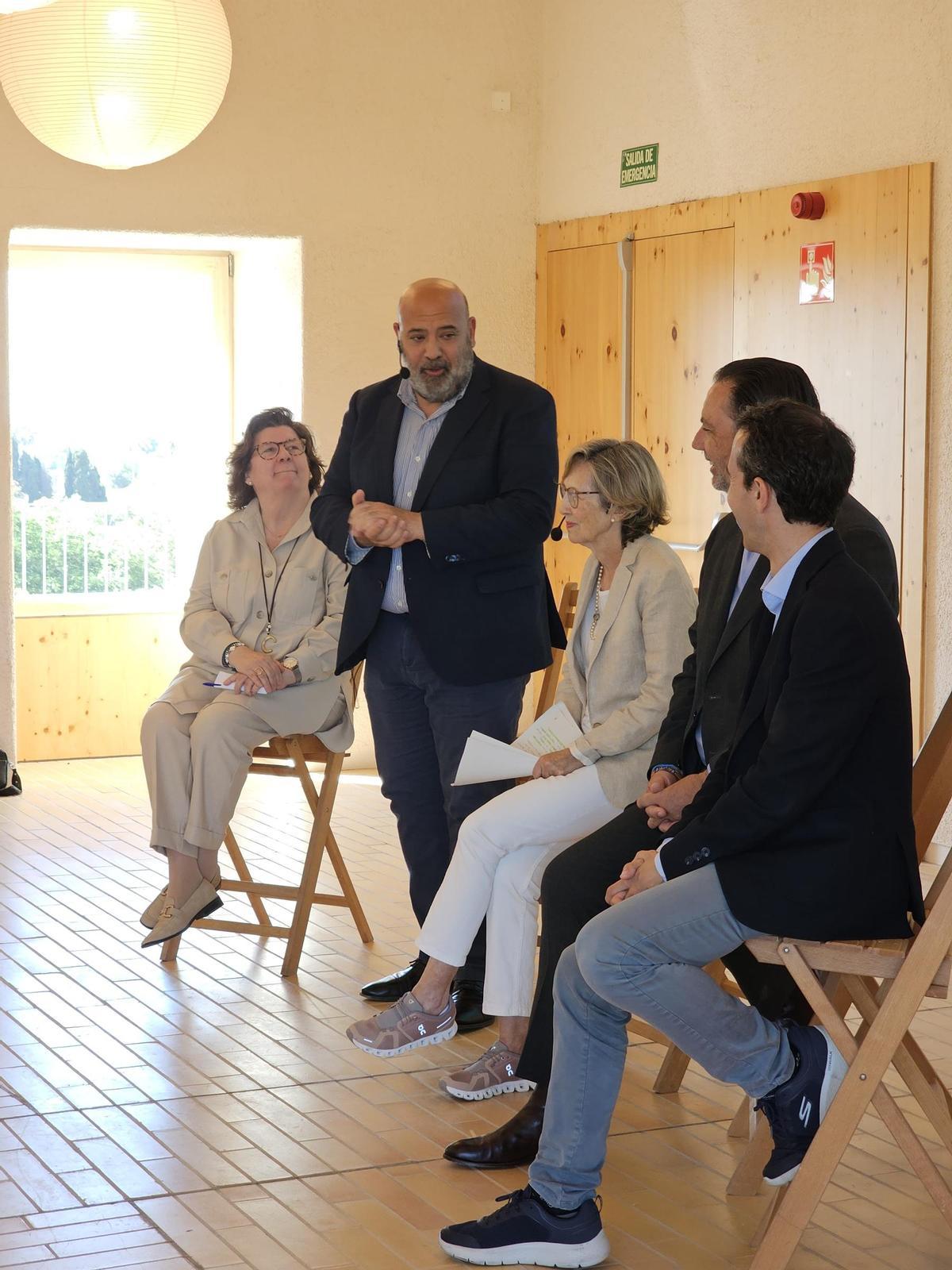 Catalina Cirer, el alcalde, Jaime Martínez, y Montserrat Fuster.