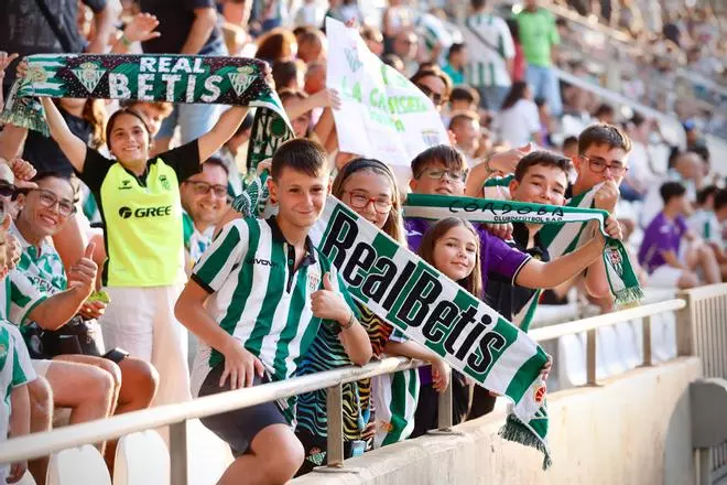 La llegada de los aficionados del Córdoba CF a El Arcángel en los minutos previos al duelo ante el Betis, en imágenes