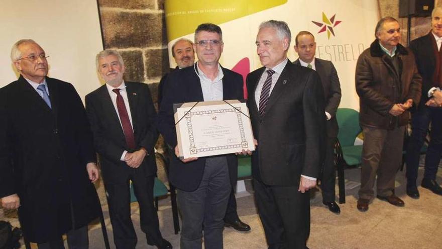 Manuel Seoane Feijóo recibió ayer la medalla de plata en un acto en el cstilo de Maceda. // Iñaki Osorio