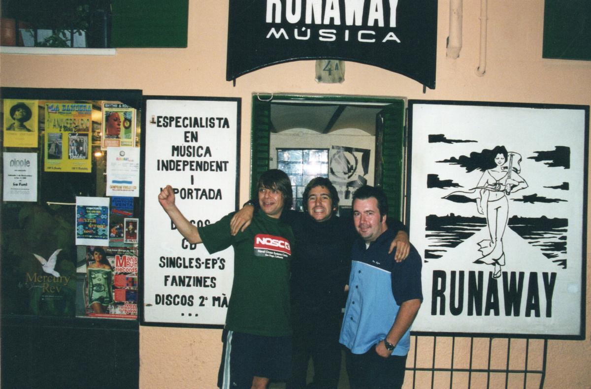 Peter, con Mani, bajista de los Stone Roses y Primal Scream, y 'Luigi', empleado en Runaway