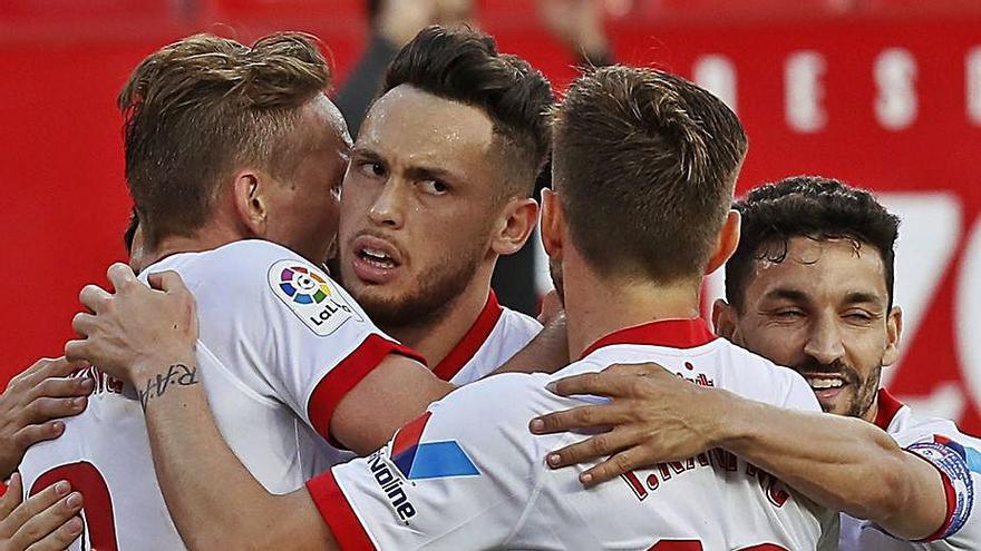 De Jong, Rakitic y Navas felicitan a Ocampos por su gol. |  // J.M.VIDAL