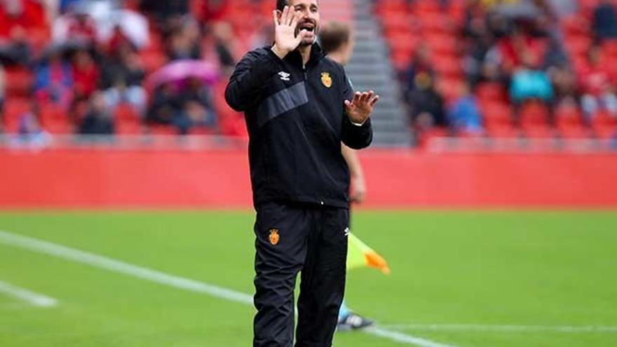 Vicente Moreno da instrucciones a sus jugadores durante el partido ante el Villarreal B.