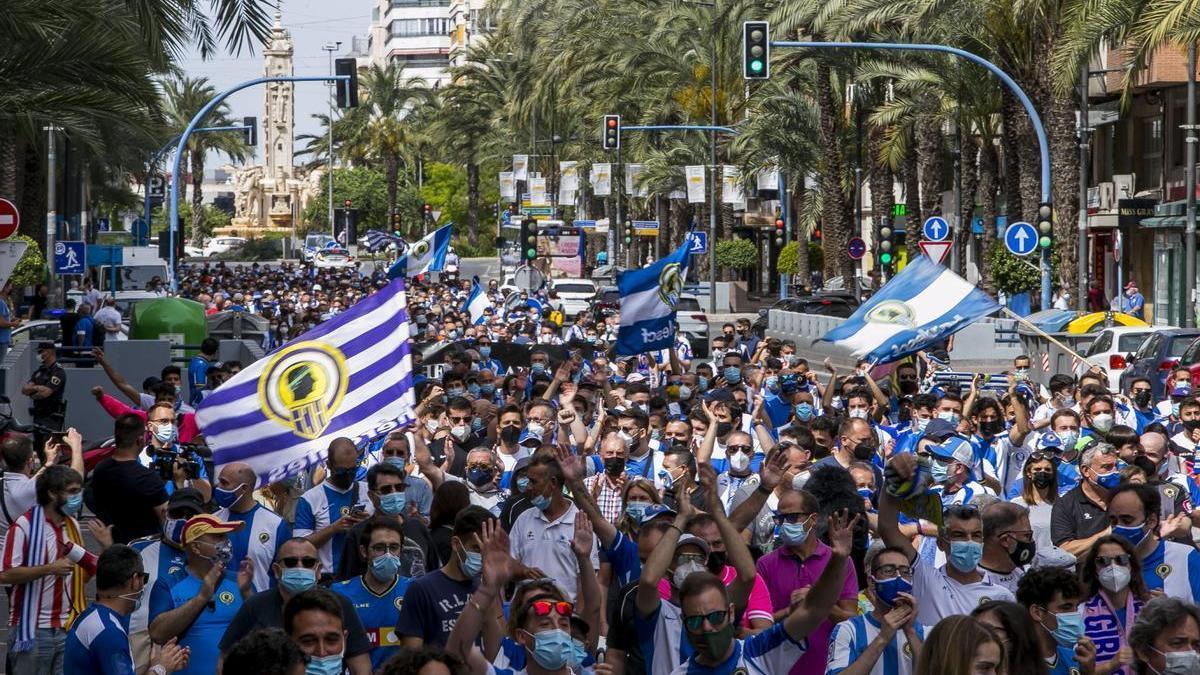 Imagen de la manifestación organizada el pasado mes de mayo avanzando por Alfonso X El Sabio.