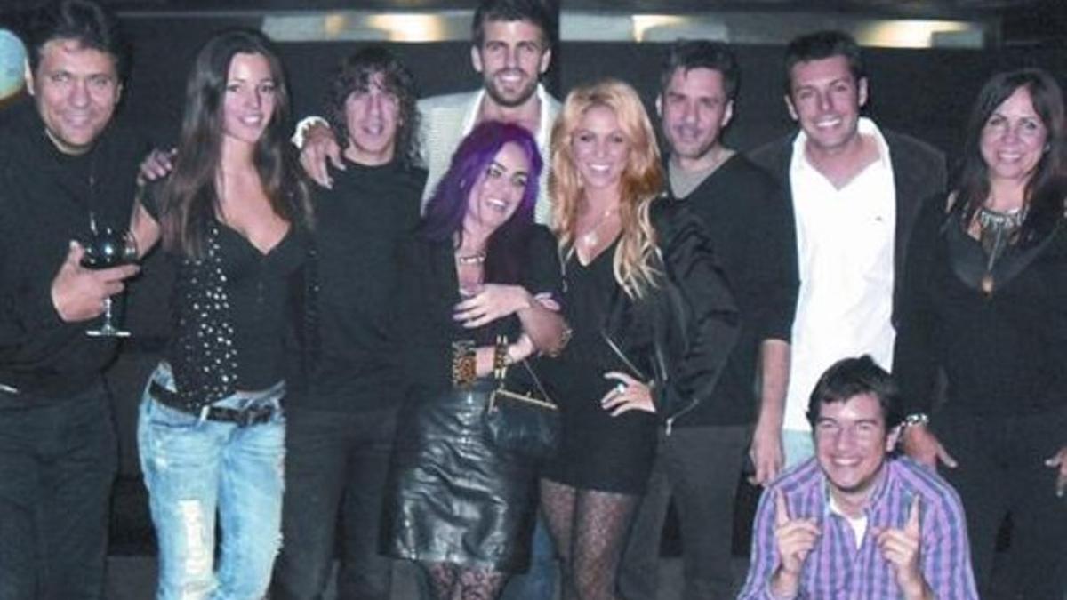 Piqué, con Shakira, de rubio platino, dos de los hermanos de la cantante, Puyol y su novia, entre otros, en la fiesta de cumpleaños.