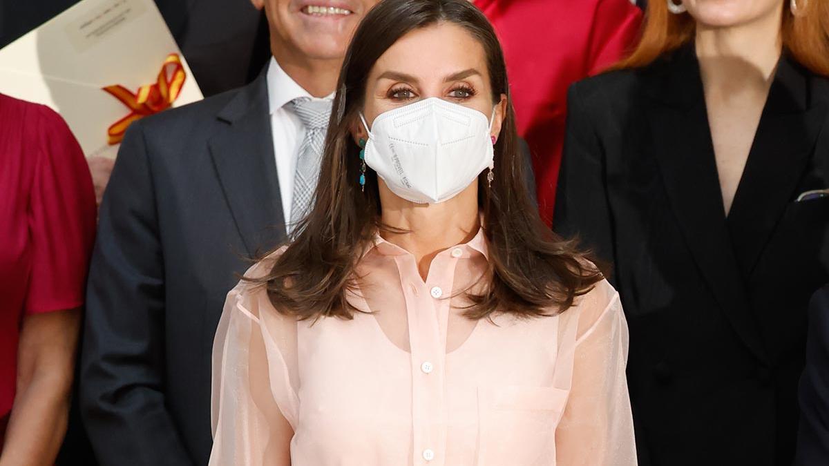 La reina Letizia con vestido de Maje transparente