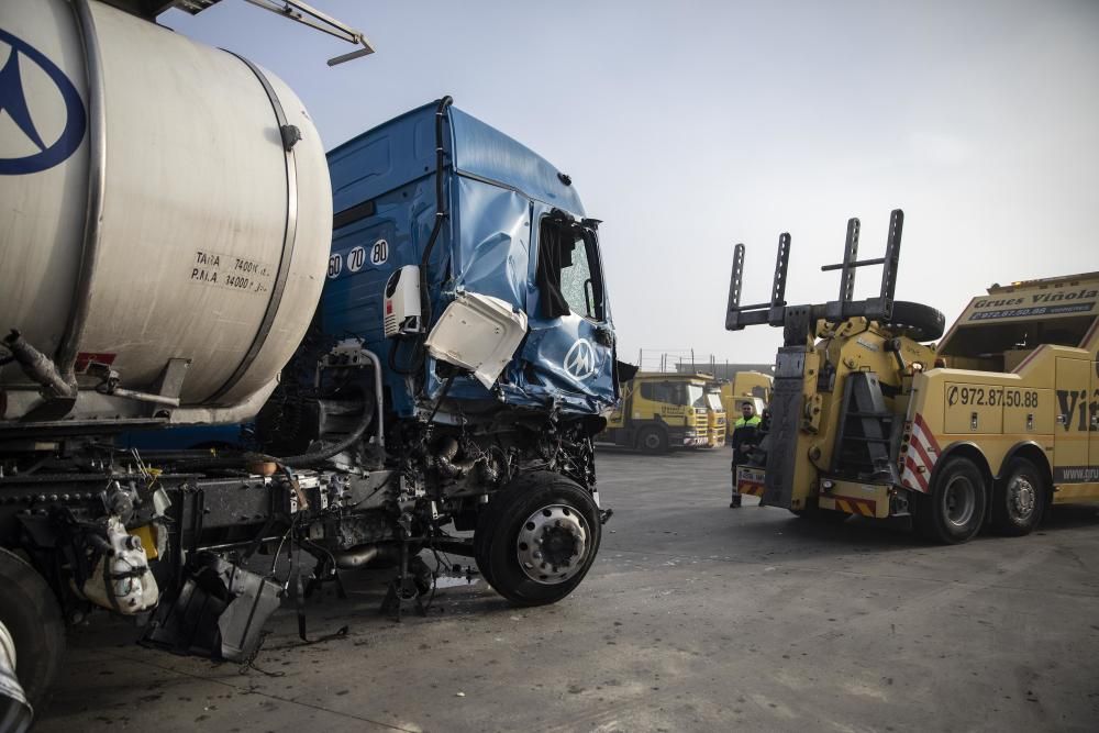 Accident entre dos camions a l'AP-7 a Maçanet de la Selva