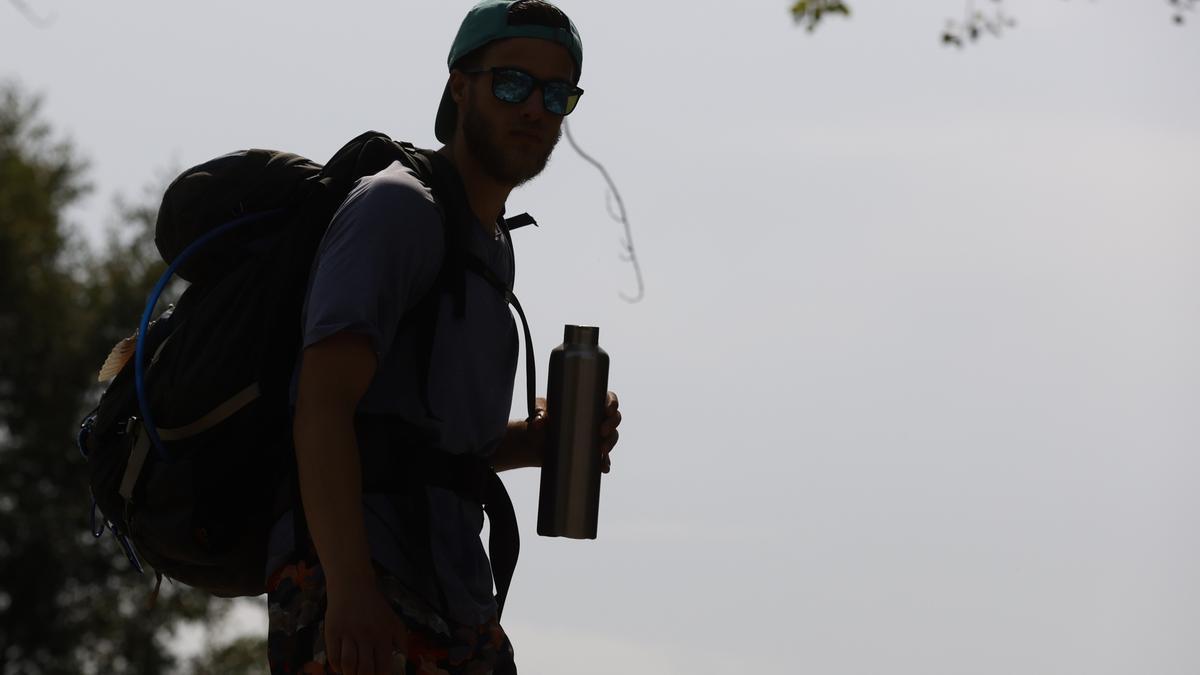 Un hombre se hidrata en plena ola de calor.