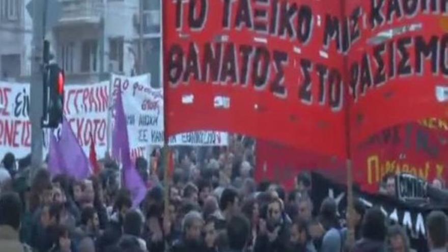 Miles de personas se manifiestan en Atenas contra la extrema derecha neonazi