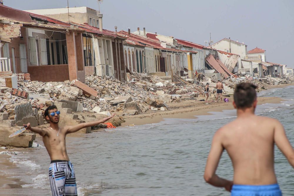 La escollera de la playa de Babilonia en Guardamar