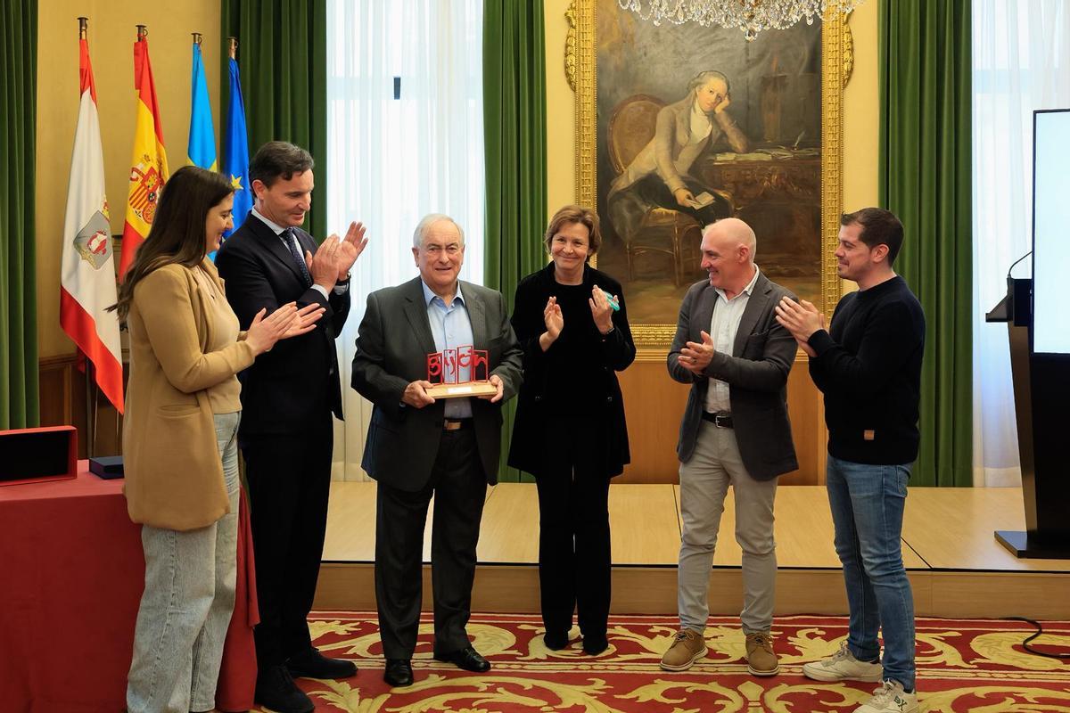 Por la izquierda, Olaya Suárez, Jorge González-Palacios, Joaquín Vázquez, Carmen Moriyón, Abel Junquera y Javier Suárez Llana, durante la ceremonia.
