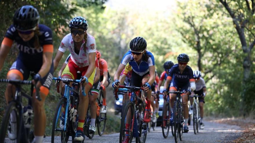 Mavi GarcÃ­a, con el maillot de montaÃ±a, en plena etapa.