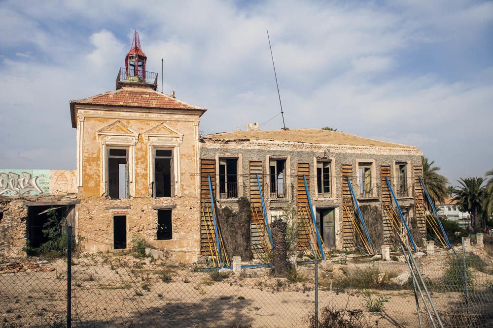 Casa y Torre de Los Balcones con imágenes captadas entre 2008 y 2017 y en el que se observa el deterioro del inmueble