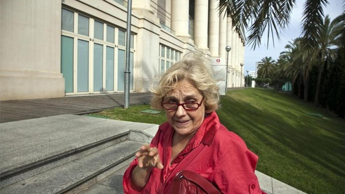 Anna Lizaran, ante el edificio del TNC el verano de 2012, donde representaba 'Agost' .