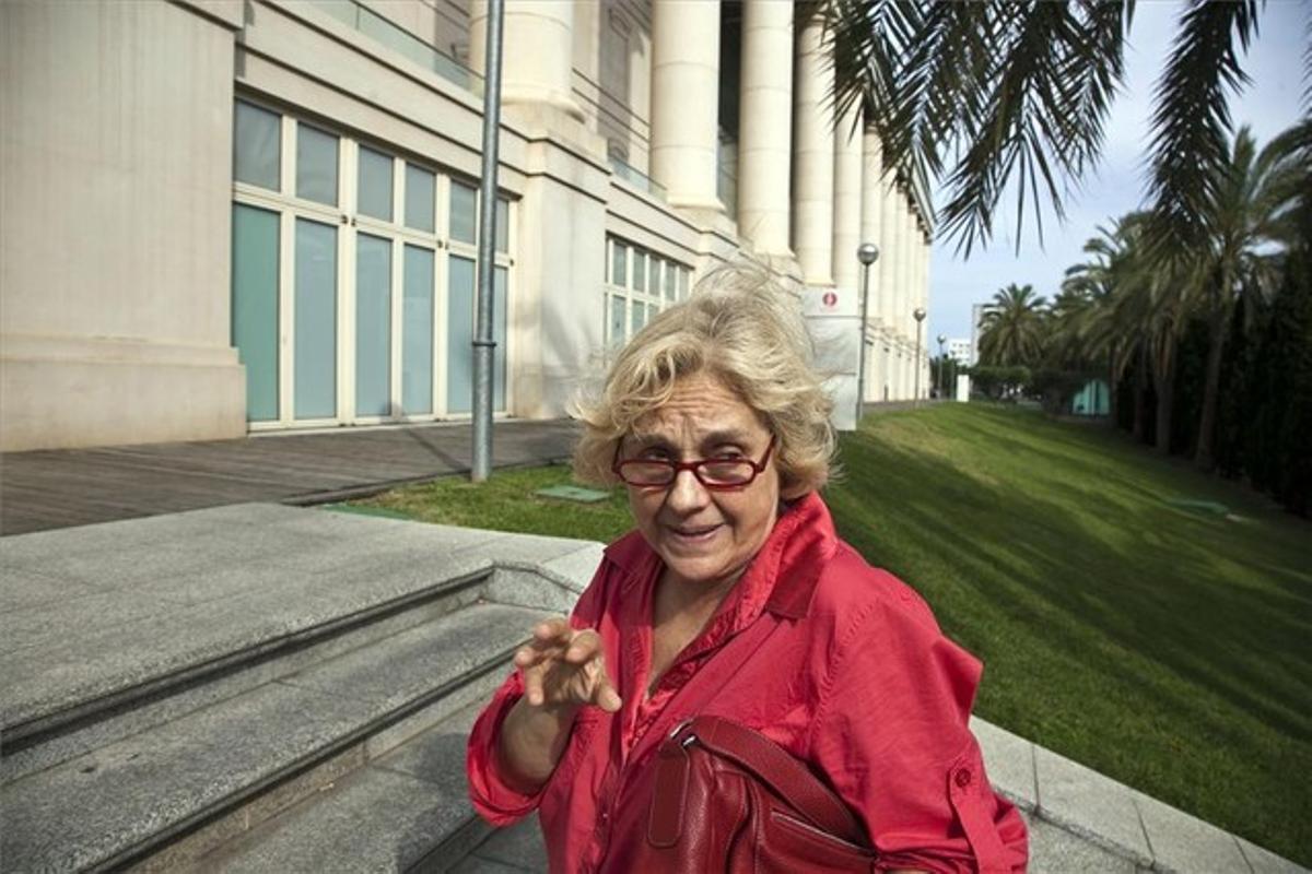 Anna Lizaran, davant l’edifici del TNC l’estiu de 2012, on representava ’Agost’ .