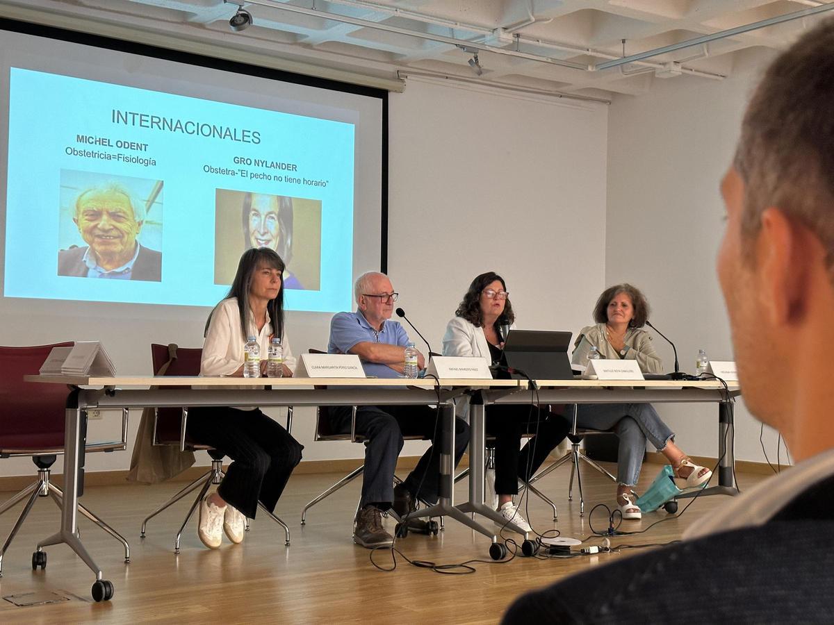 Por la izquierda, Clara Pérez, Rafael Maroto, Matilde Noya y Helena Herrero. Al fondo imágenes de Michel Odent y Gro Nylander, especialistas que visitaron el hospital de Jarrio.