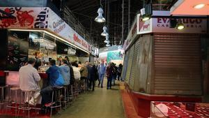 Isla desalojada adonde se trasladará el bar Moderno, cuya actual isla se derribará para esponjar el mercado.