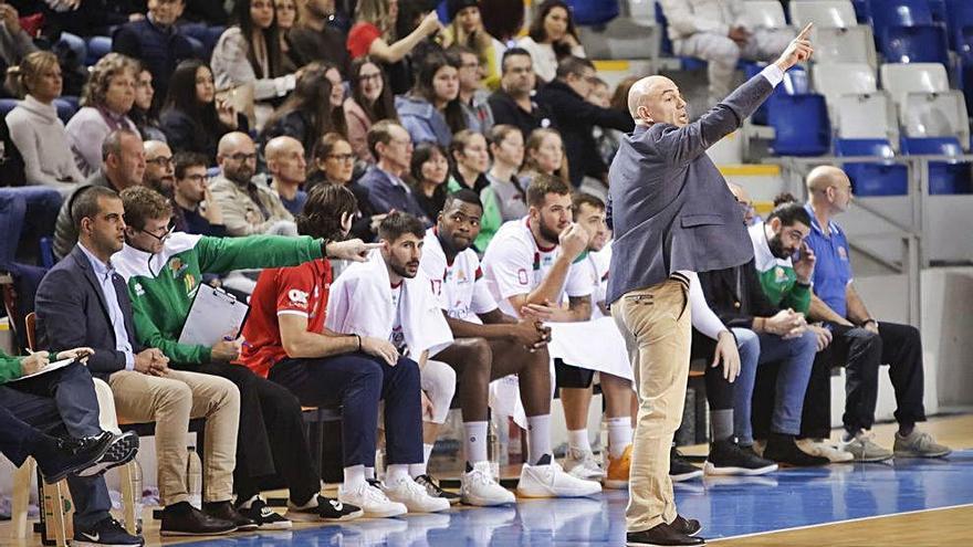 El entrenador Félix Alonso da instrucciones a los jugadores del Iberojet Palma.