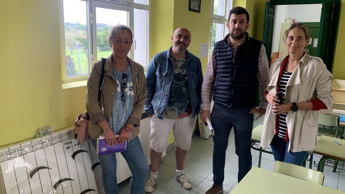 Por la izquierda, la edil Mercedes Pérez, Javier de la Roz y los técnicos Juan Freije y Marta Rodríguez, en el aula.