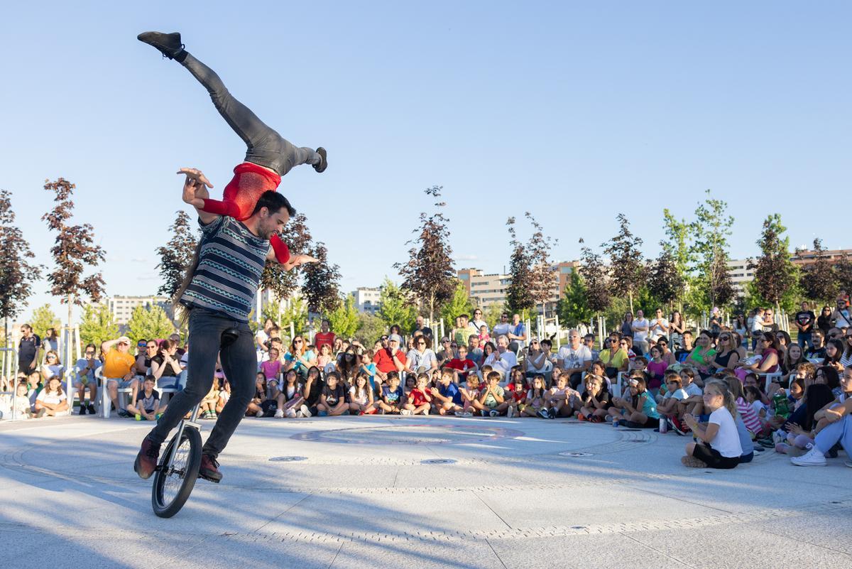 Un porte acrobático sobre monociclo durante la representación del espectáculo.
