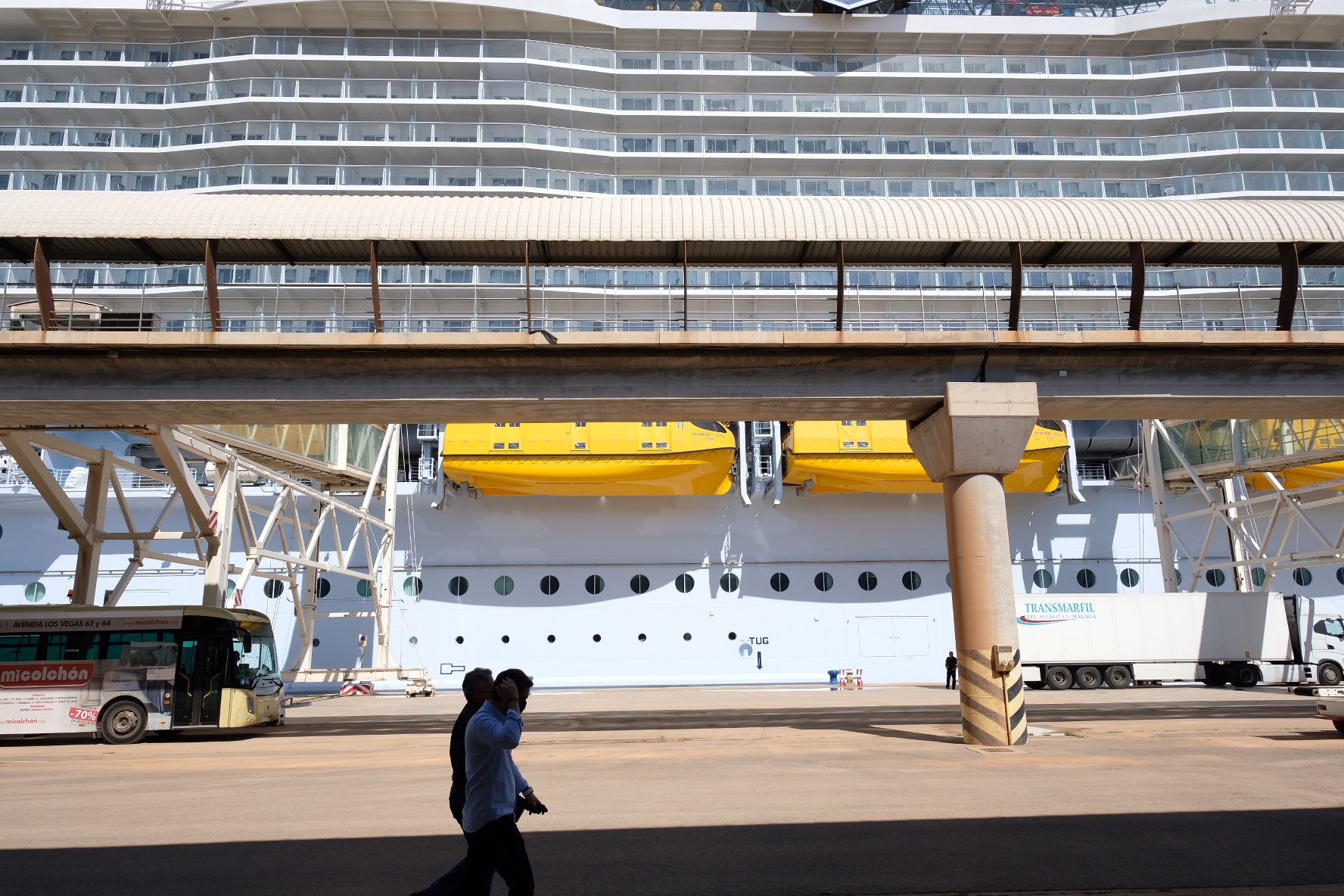 El 'Wonder of the seas', el crucero más grande del mundo, en el puerto de Málaga