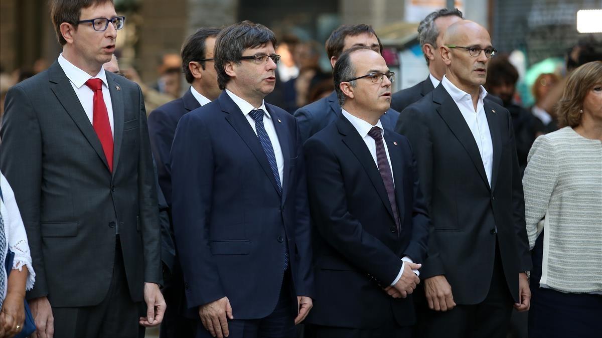 El Govern de la Generalitat durante la ofrenda floral a Rafael Casanova.