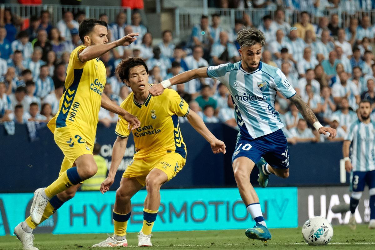 Larrubia golpea el balón en el Málaga-Las Palmas de semifinales.